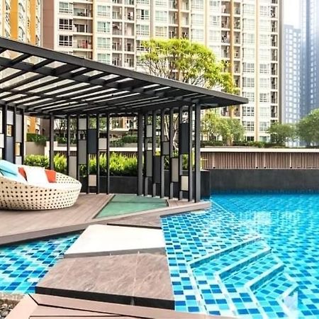Condo In Bangkok With Swimming Pool Near Malls And Train Extérieur photo