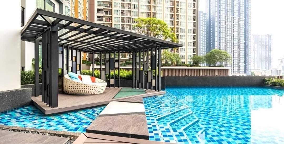 Condo In Bangkok With Swimming Pool Near Malls And Train Extérieur photo