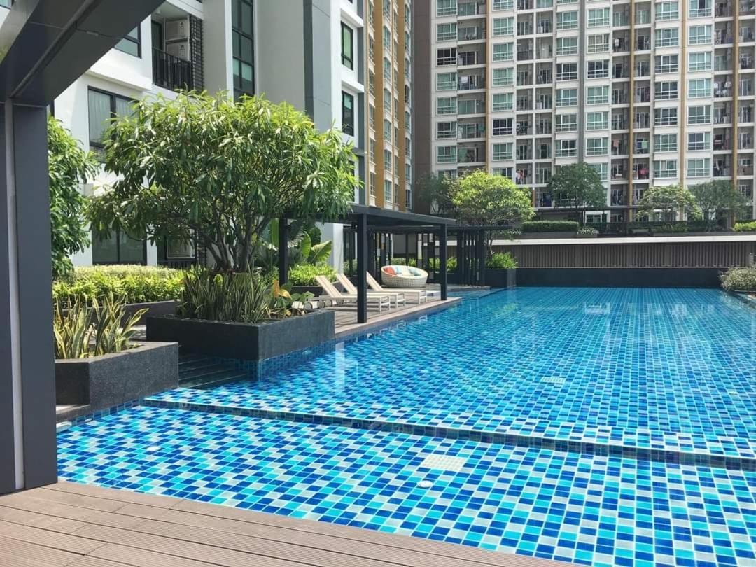 Condo In Bangkok With Swimming Pool Near Malls And Train Extérieur photo